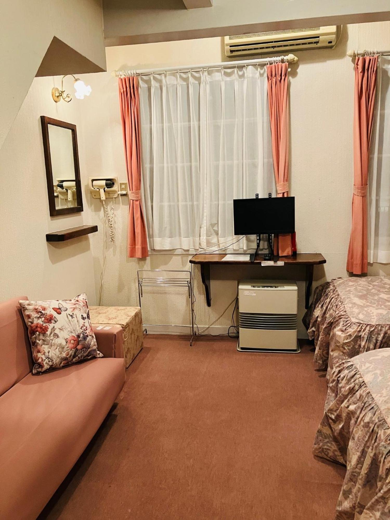 האקובה Petit Hotel And Restaurant Air Mail מראה חיצוני תמונה